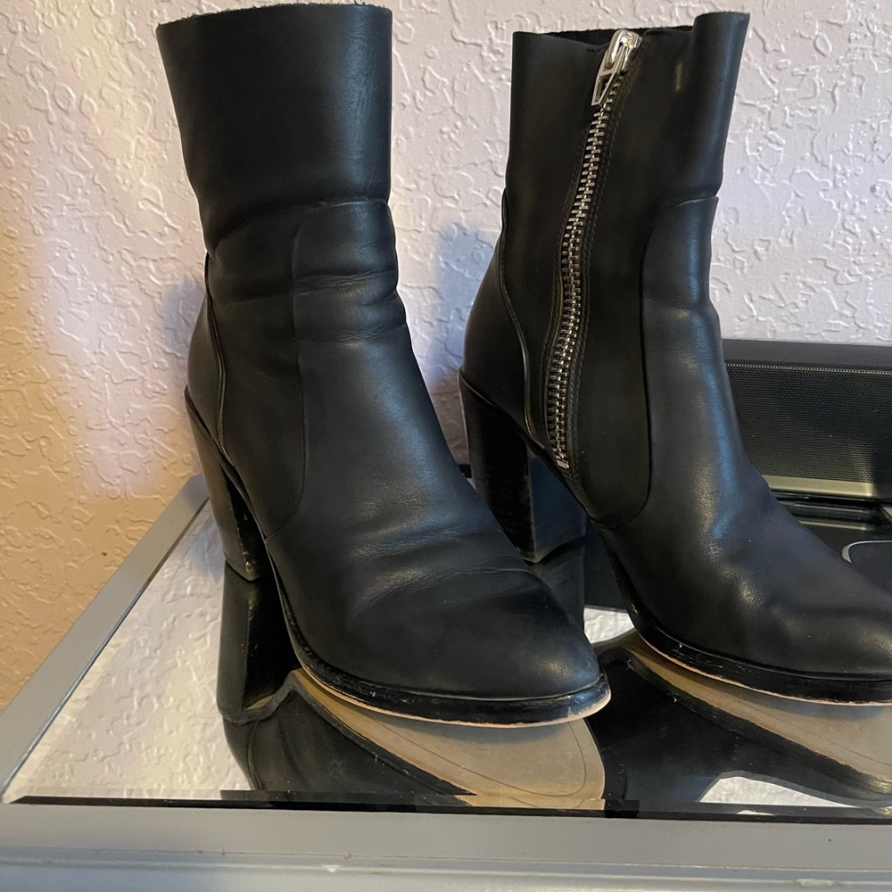 DV black leather boots